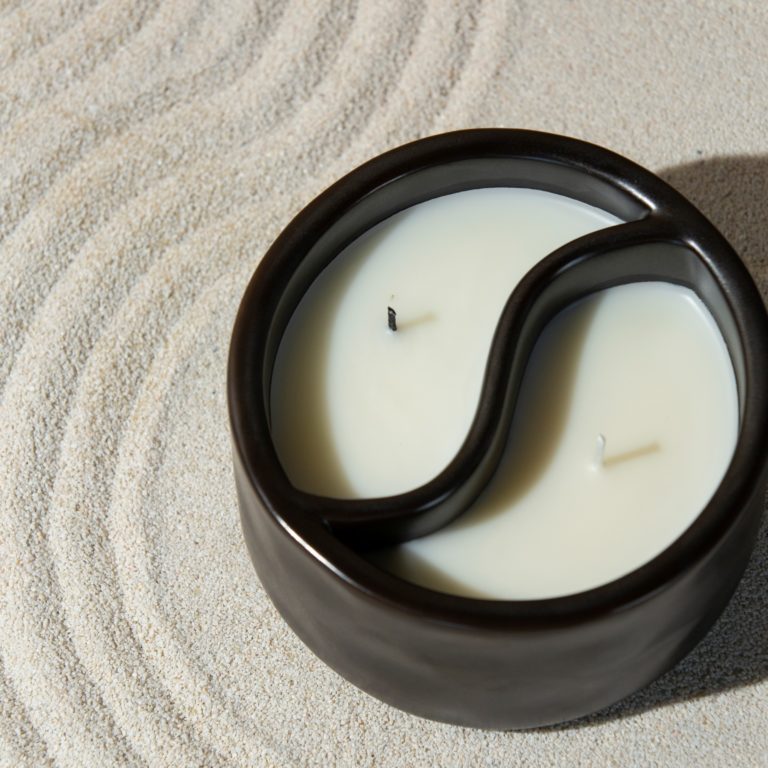 PALO SANTO / CADE Большая свеча в керамической баночке Инь Янь с двумя ...